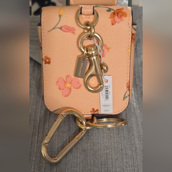 ​Coach Floral Print Leather AirPods Case / Bag Charm – Petal Pink **flawed** - Picture 6 of 11
